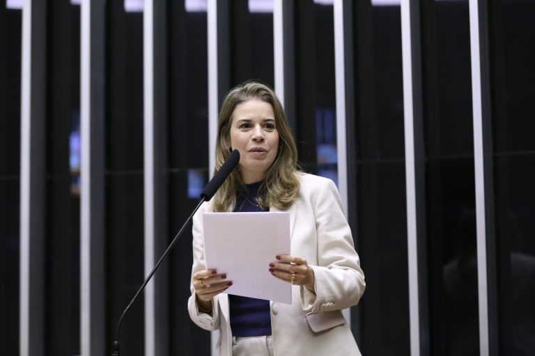 Homenagem ao Mês de Conscientização sobre a Obesidade. Médica com Doutorado em Endocrinologia - Chefe do Serviço de Obesidade, Transtornos Alimentares e Metabologia –(SOTAM) do Instituto Estadual de Diabetes e Endocrinologia – (IEDE), Lívia Lugarinho Côrrea de Melo.