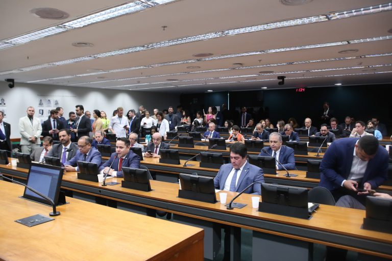 Instalação da comissão e eleição de presidente e vice-presidentes.