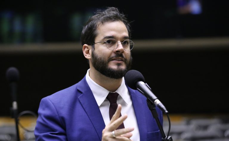 Deputado Túlio Gadêlha fala ao microfone