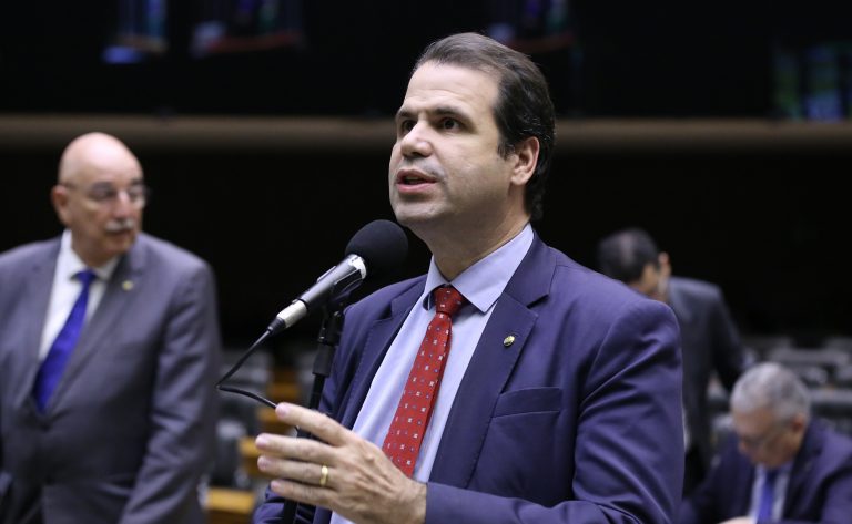 Deputado Aureo Ribeiro fala ao microfone