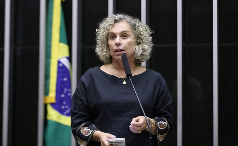 Deputada Ana Paula Lima fala ao microfone