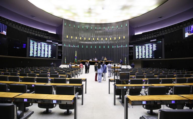 Deputados reunidos no plenário