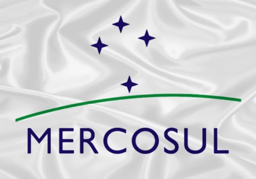 Bandeira escrito Mercosul com quatro estrelas azuis e um risco verde