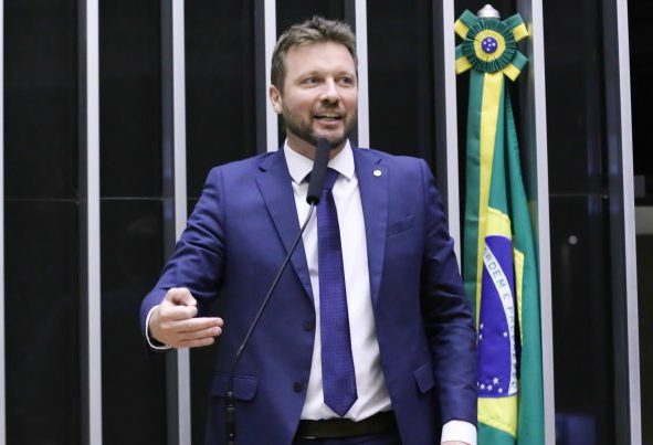 Deputado Mauricio Marcon fala ao microfone
