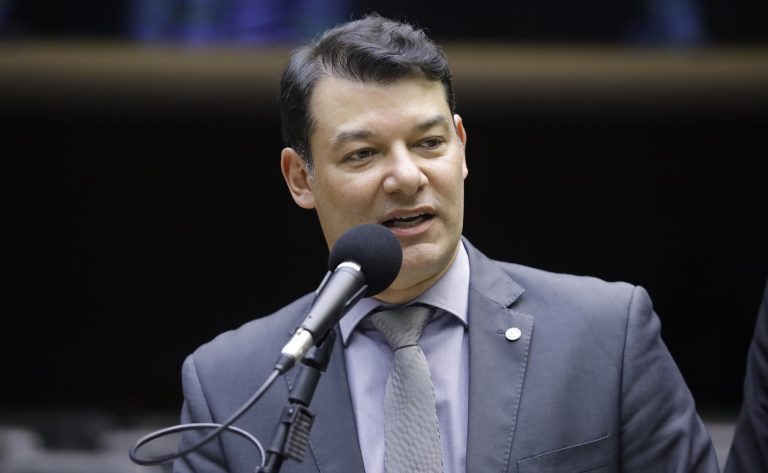 Deputado Roberto Duarte fala ao microfone