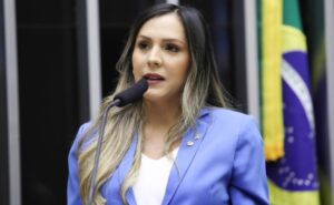 Comissão aprova regras para entrega de remédio em casa para pessoa idosa ou com deficiência