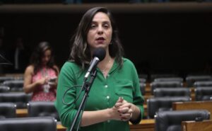 Comissão aprova relatório com sugestões para diminuir impactos de desastres climáticos na educação