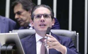 Deputados analisam projeto que suspende aumento do IOF; acompanhe