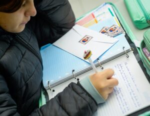 Projeto na zona leste estimula troca de cartas entre estudantes em momento de mudança de ciclo escolar