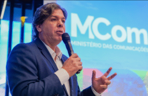 Ministro das Comunicações participa de debate sobre regulamentação de redes sociais na Câmara
