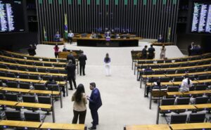 Deputados aprovam urgência para projeto sobre avaliação de incentivos fiscais; acompanhe