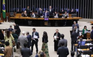 Câmara aprova criação do cadastro nacional de pessoas com doença de Alzheimer e outras demências; acompanhe