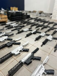 PM fecha fábrica clandestina de armas e apreende 40 fuzis no interior de SP