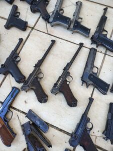 PM de SP apreende arsenal com submetralhadoras, pistolas e carabinas em São Roque
