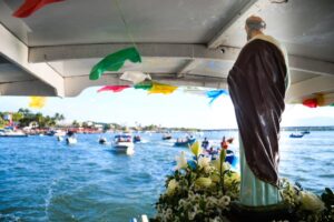 Procissões de fé no rio e no mar conduzem devotos por todo o estado de SP; veja nove roteiros