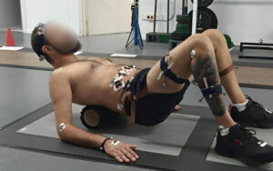 Rolo de massagem reduz esforço e traz ganhos de mobilidade em casos de dor lombar crônica