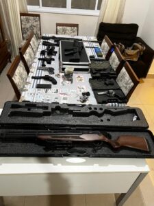 PM prende ‘armeiro’ de facção criminosa com arsenal no interior de SP