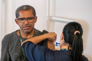 Vacina da gripe não causa AVC e protege contra doenças do coração e infarto, informa Butantan