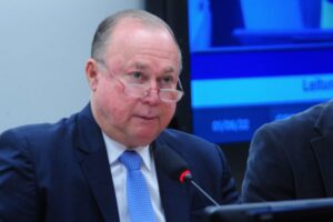 Comissão de Constituição e Justiça quer ouvir Zambelli antes de votar parecer sobre a perda de mandato