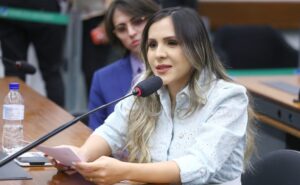 Comissão aprova prioridade a idosos nos tratamentos contra o câncer