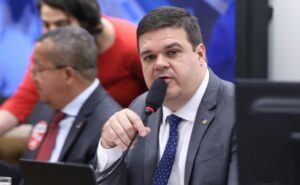 Comissão aprova projeto que garante doula e tradutor de Libras em maternidades
