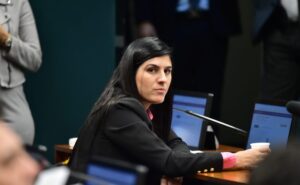 Comissão aprova projeto que prevê divulgação de cartilhas nas escolas sobre pedofilia na internet