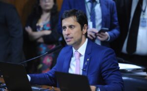 Comissão aprova projeto de linguagem tátil de cores para estudante com deficiência visual