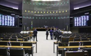 Deputados aprovam urgência para projeto sobre proteção de crianças em ambiente digital; acompanhe
