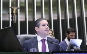 Motta defende votação de projeto sobre proteção de crianças em ambientes digitais