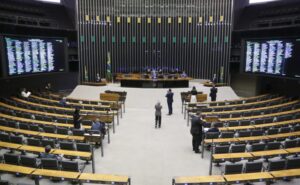 Câmara analisa projeto sobre proteção de crianças em ambientes digitais; acompanhe