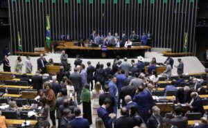 Projeto aprovado proíbe provedores de monetizar conteúdo que viole direitos da criança