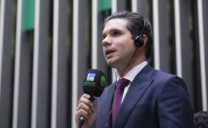 Motta destaca união da Câmara para aprovar projeto sobre proteção a crianças em ambientes digitais
