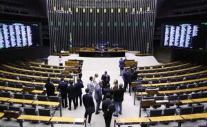 Plenário inicia sessão para analisar propostas; acompanhe