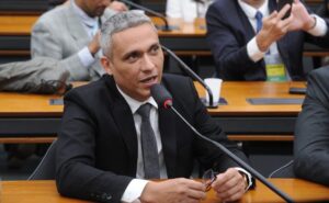 Comissão aprova projeto que prevê proteção a críticas e veta censura a manifestações artísticas
