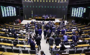 Deputados analisam projeto que perdoa dívidas tributárias das Apaes; acompanhe