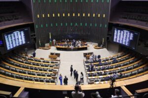 Deputados da oposição ocupam a Mesa do Plenário da Câmara