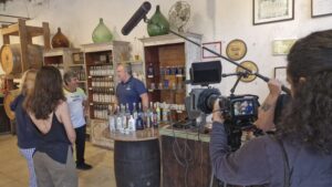 Produção tradicional de cachaça em Paraty é tema de documentário da TV Câmara