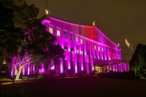 Palácio dos Bandeirantes se ilumina de lilás em apoio à conscientização sobre o Alzheimer