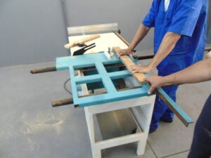 Governo de SP inicia produção de móveis para moradias da CDHU em fábrica dentro do presídio de Caraguatatuba