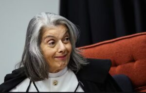 Cármen Lúcia forma maioria pela condenação de Bolsonaro e aliados
