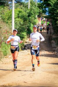 De Atenas a Esparta: casal de PMs encara ultramaratona de 36 horas na Grécia