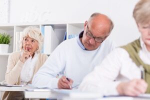 Comissão discute como combater o analfabetismo da pessoa idosa