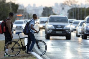 Motta cria comissões para debater política para autistas e concessão de vale para quem vai trabalhar de bicicleta