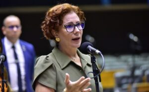 CCJ da Câmara ouvirá testemunhas no processo contra Carla Zambelli nesta quarta-feira