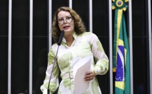 Comissão debate oferta de ensino da Língua Brasileira de Sinais