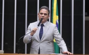 Relator defende proposta que garante mais recursos para saúde e educação; ouça a entrevista