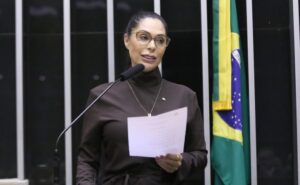 Comissão aprova projeto que obriga plataformas digitais a prevenir suicídio e automutilação