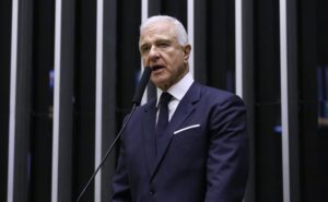 Deputado alerta para evasão fiscal bilionária revelada pela Operação Carbono Oculto; ouça a entrevista