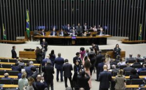 Deputados analisam permissão de uso do Fundo Penitenciário para capacitar policiais penais; acompanhe