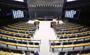 Deputados analisam pedido de urgência para projetos de lei; acompanhe